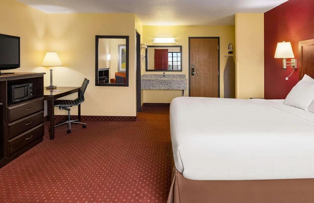 Baymont By Wyndham Cedar Rapids-1