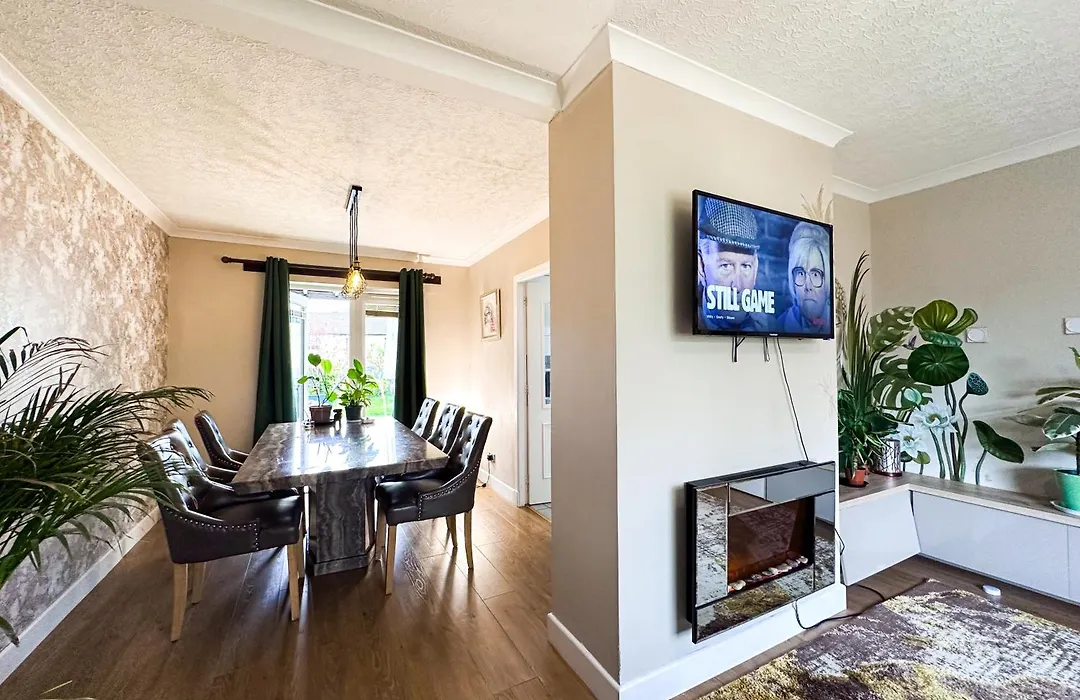 Cozy 3 Bedroom House Near Ari And City Centre, Ab16, Wifi, Parking, Netflix, Pet - Friendly-1