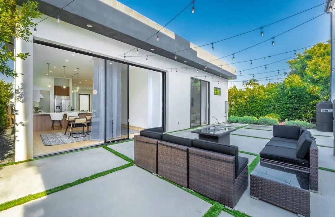Modern High End High Ceiling 3Bd Central La-1