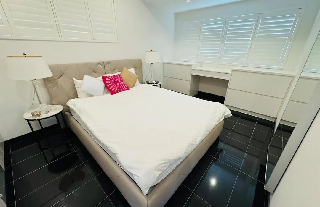 Luxury 6Beds Waterfront Retreat-1