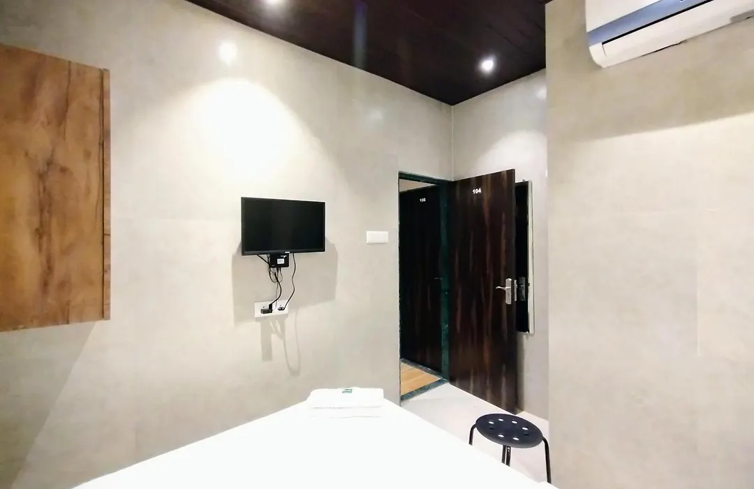 Hotel Eros - Nr Airport T2-1