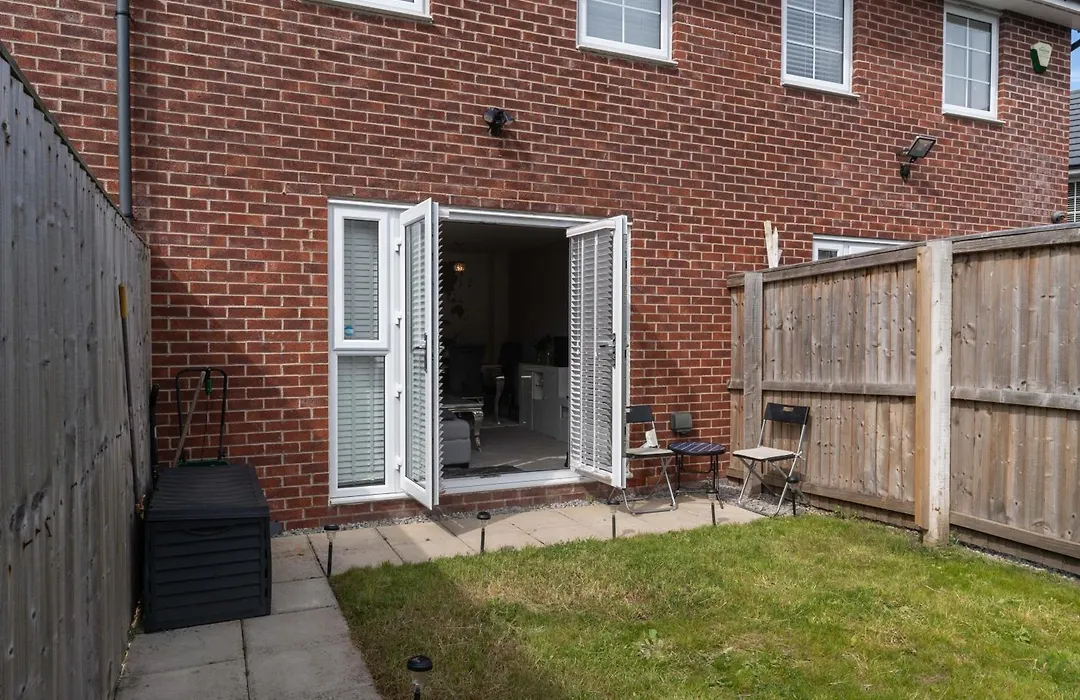 Walk To Airport - 3 Bedrooms X2 Driveway - Ev Charging - Washer & Dryer-1