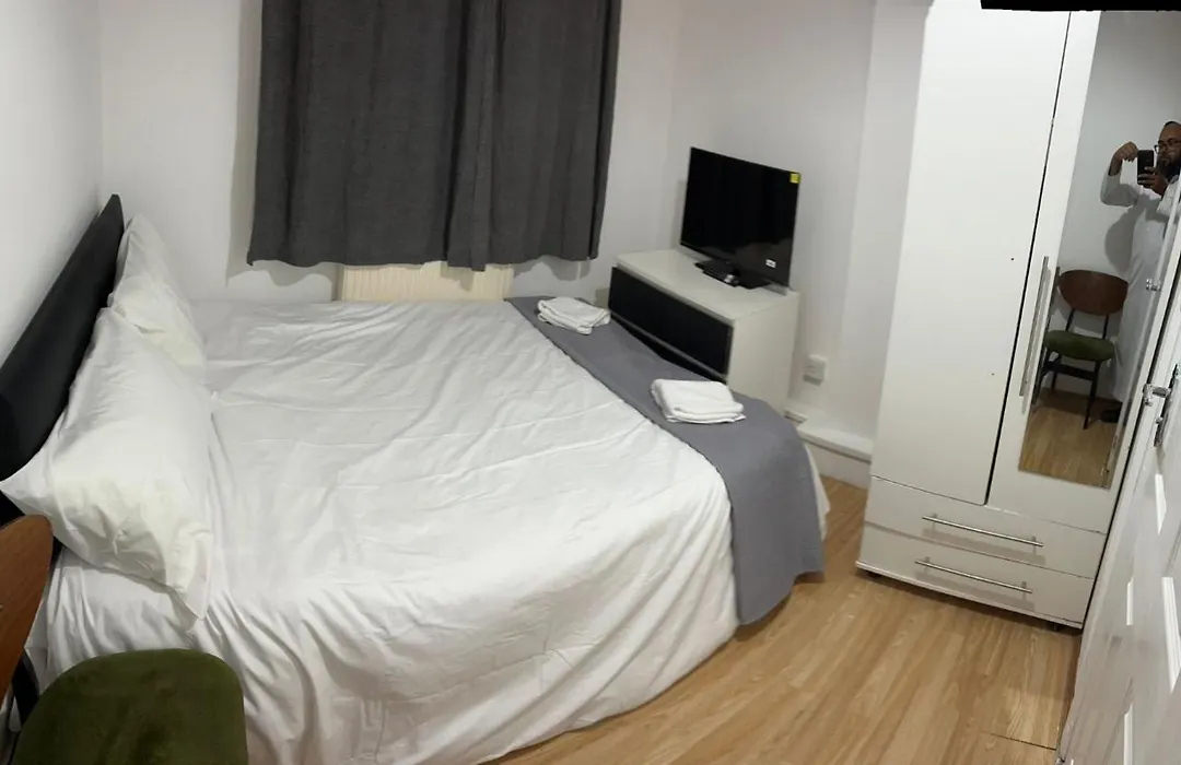 Comfortable Ensuite & Budget Rooms In East London-1