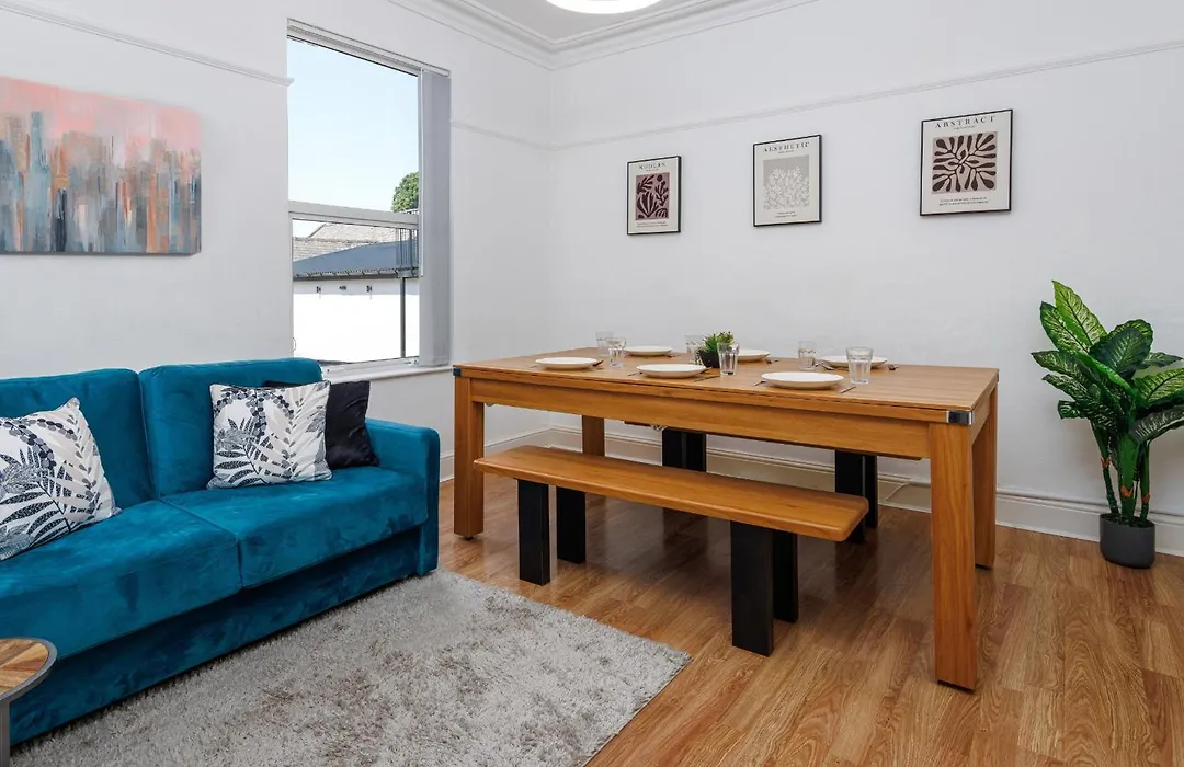 Flatzy - Sleeps 16 Near Football Ground & Ping Pong Table-1