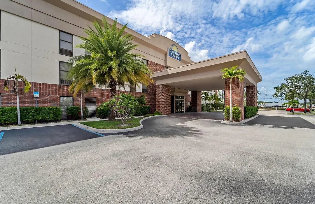 Days Inn & Suites By Wyndham Fort Myers Near Jetblue Park-1