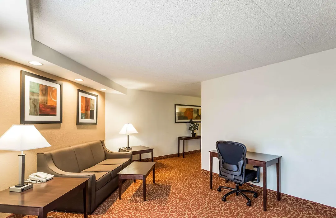 Quality Suites Milwaukee Airport-1