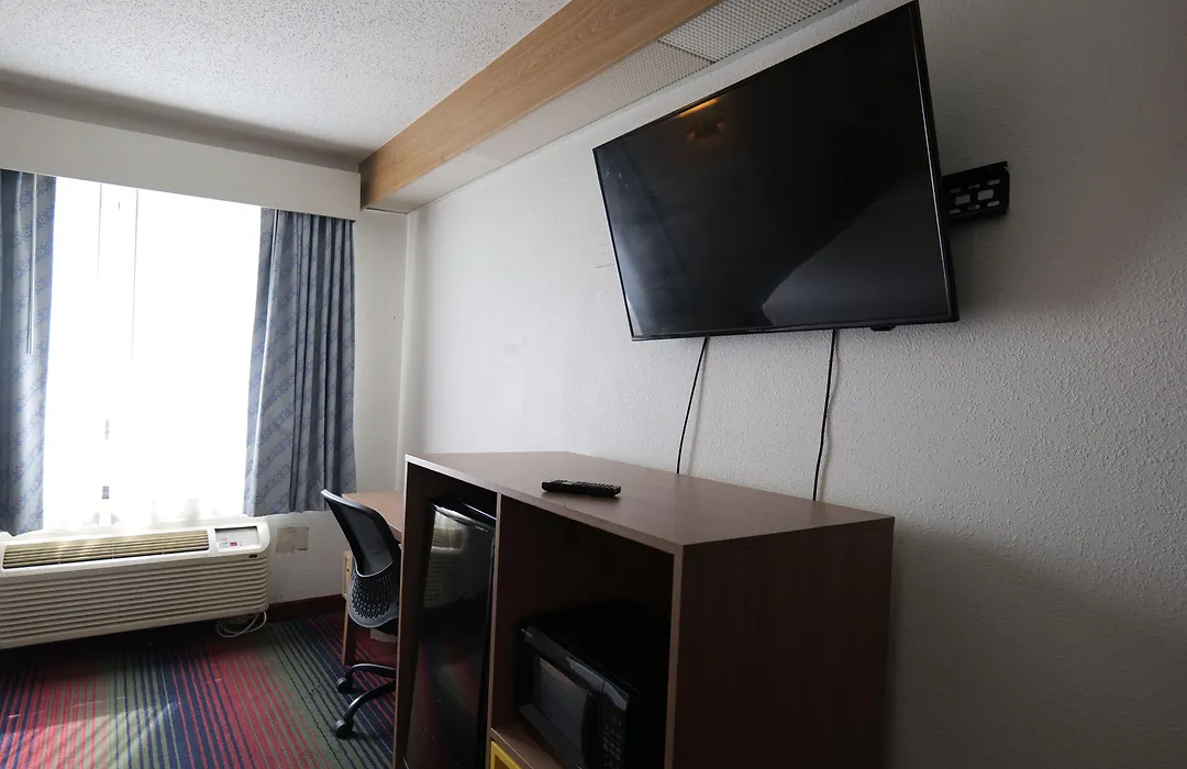 Days Inn By Wyndham Flint/Bishop International Airport-1