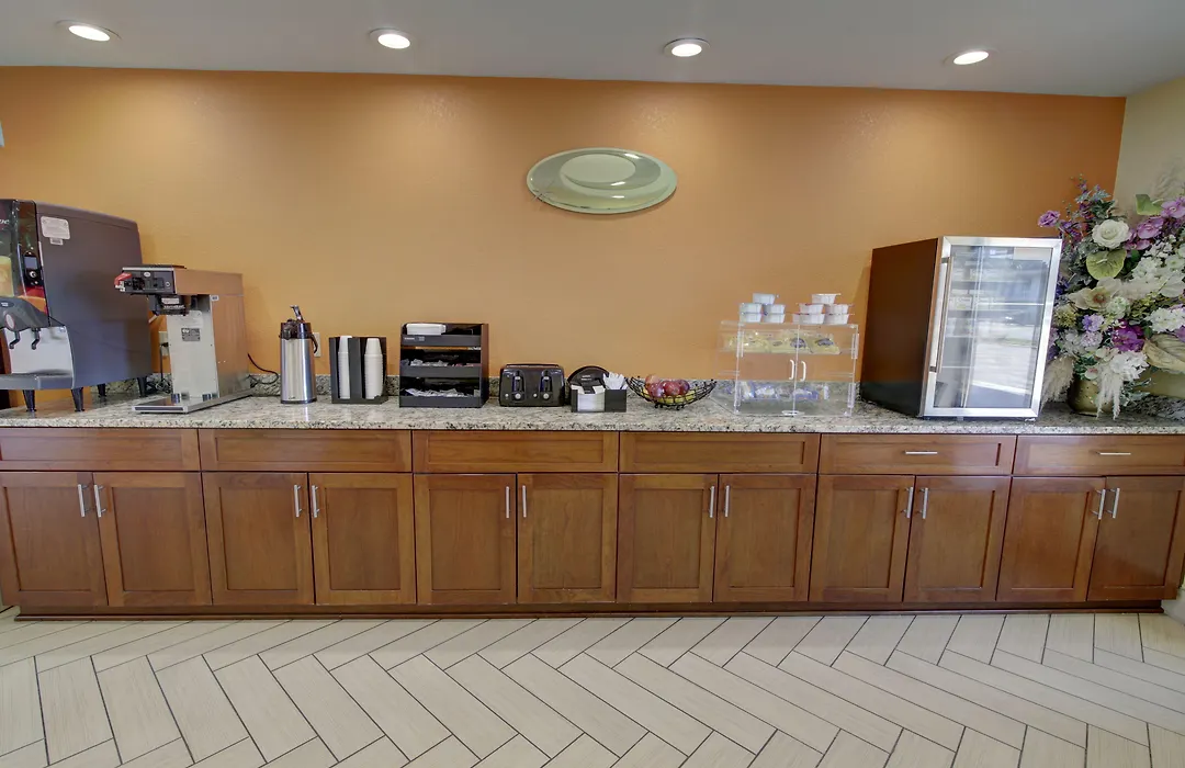 Econo Lodge At Military Circle-1