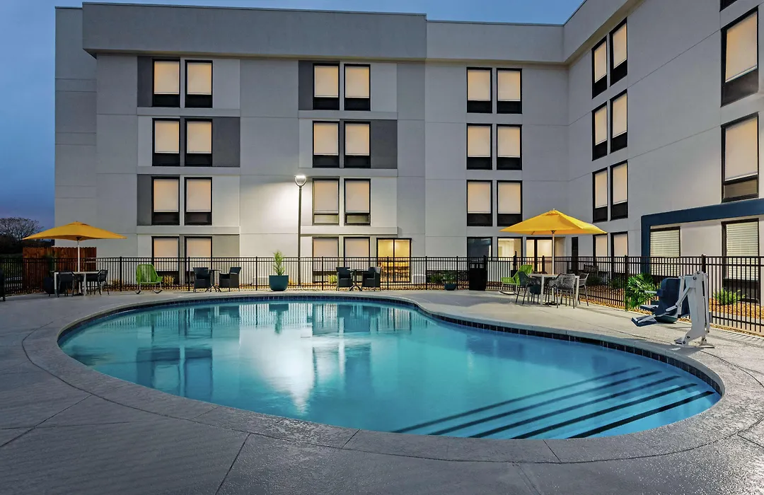Hampton Inn Kansas City - Airport-1