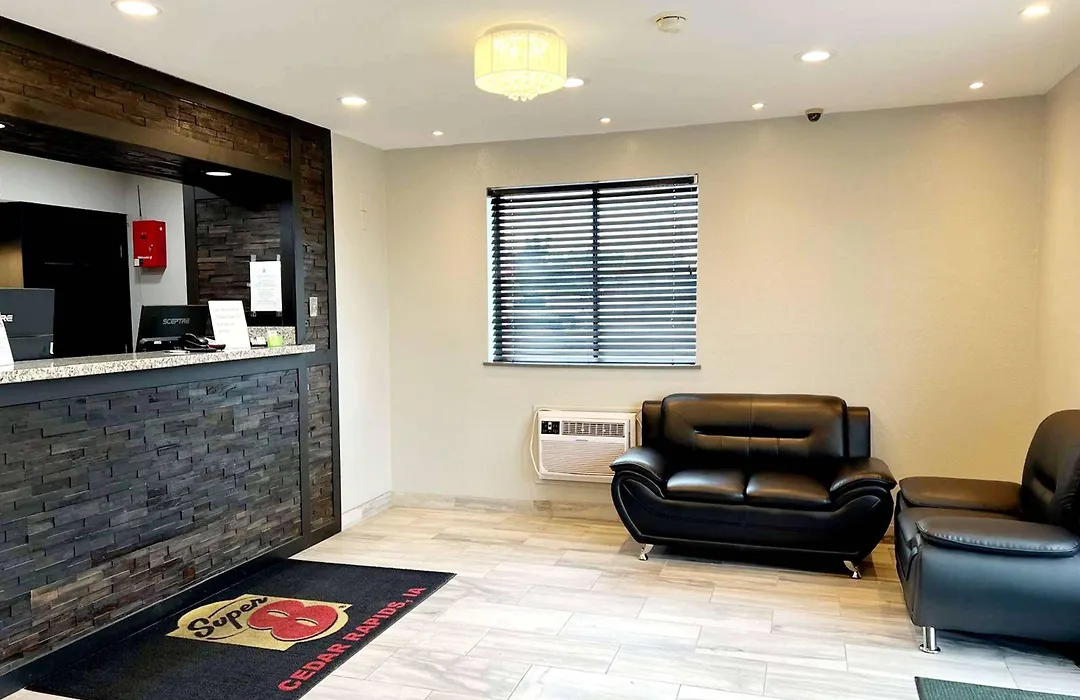 Super 8 By Wyndham Cedar Rapids-1