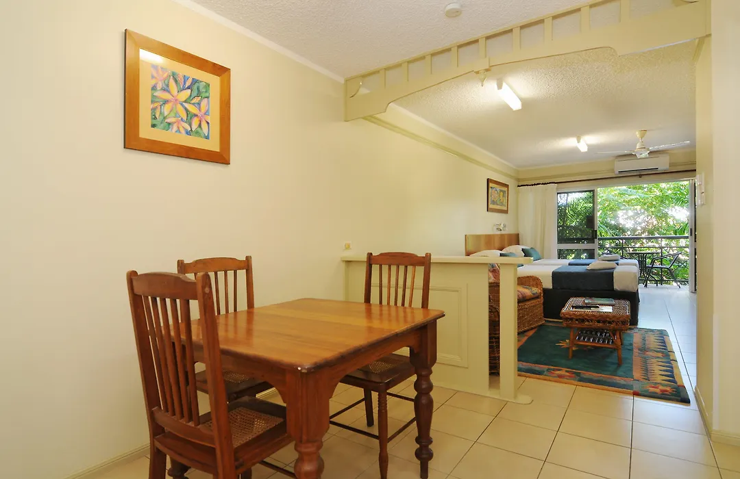 Cairns Queenslander Hotel & Apartments-1