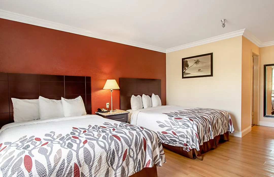 Red Roof Inn & Suites Monterey-1