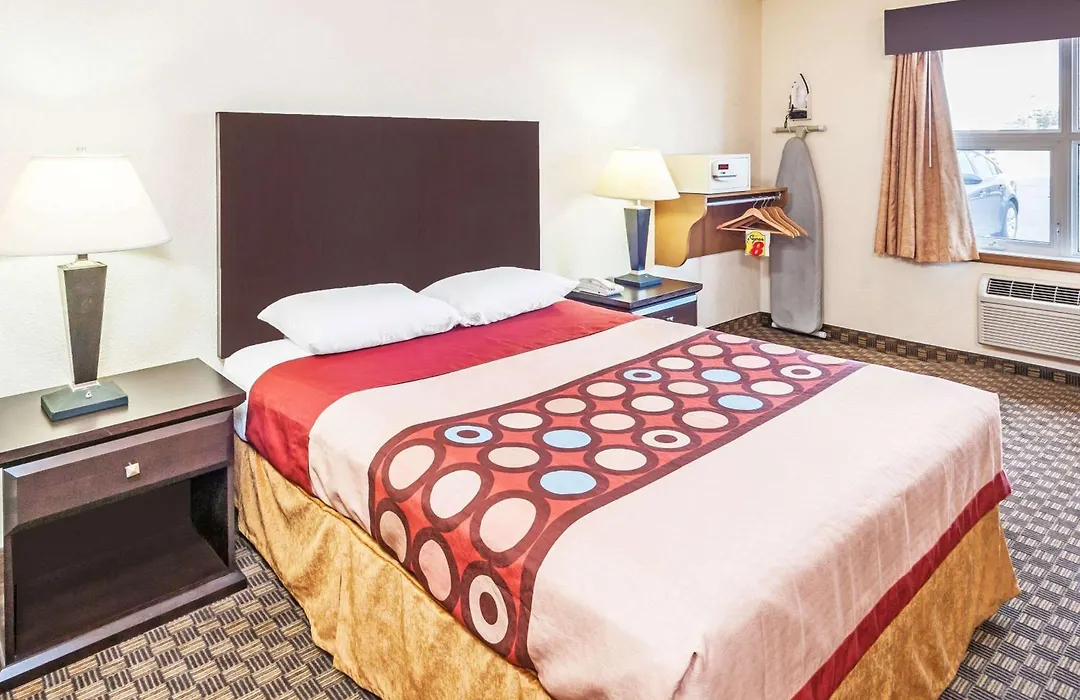 Super 8 By Wyndham Calgary/Airport-1