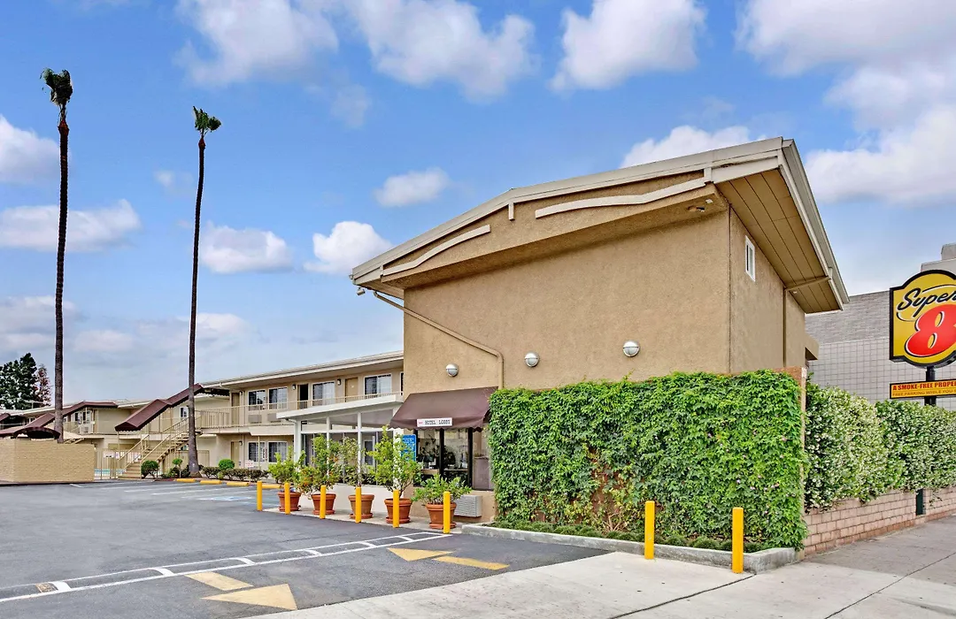 Super 8 By Wyndham Los Angeles-Culver City Area-1