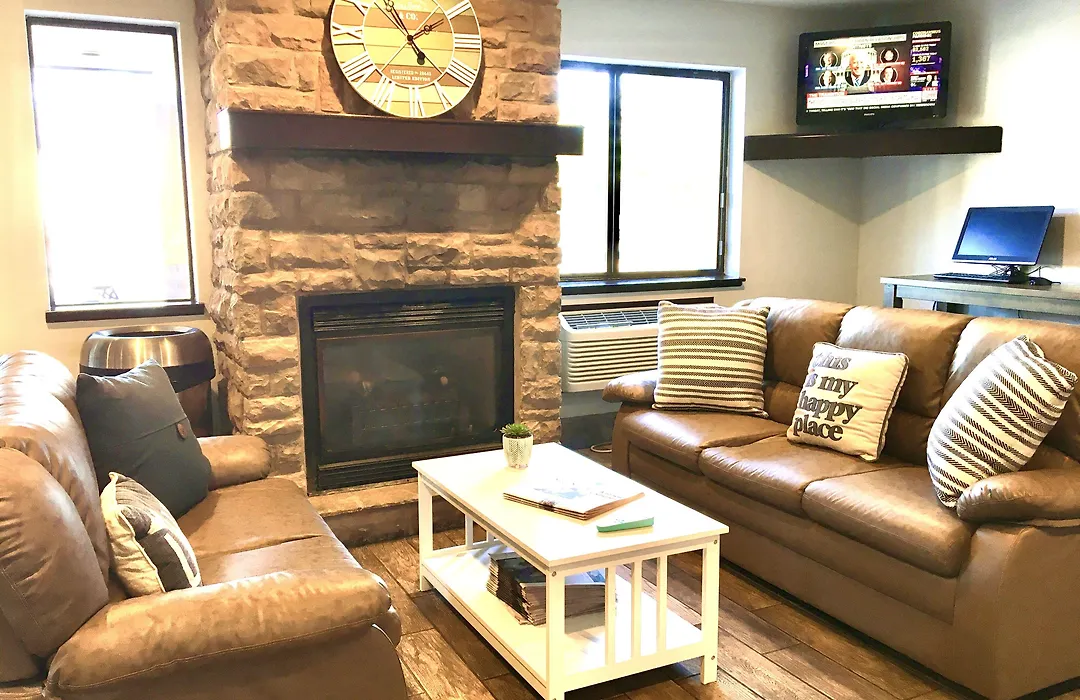 Days Inn & Suites By Wyndham Traverse City-1