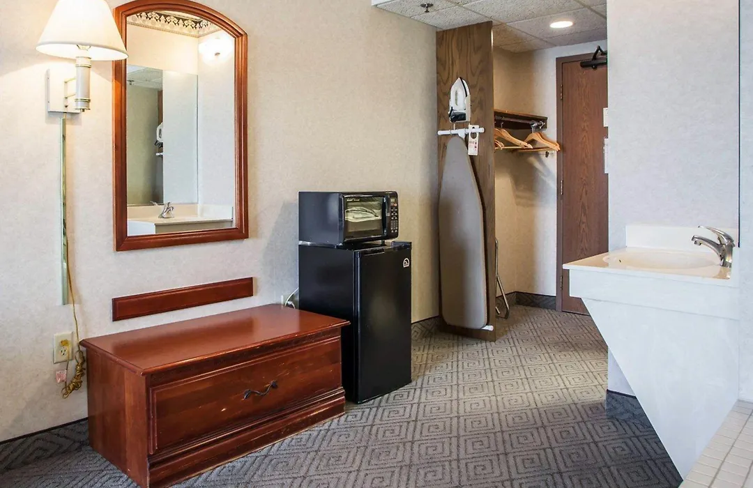 Rodeway Inn & Suites Milwaukee Airport-1