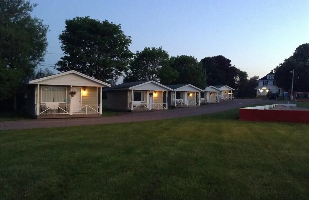 Royalty Maples Motel & Cottages-1