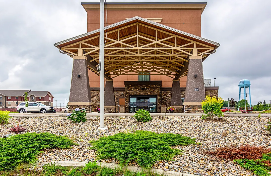 Legend Hotel Minot-1