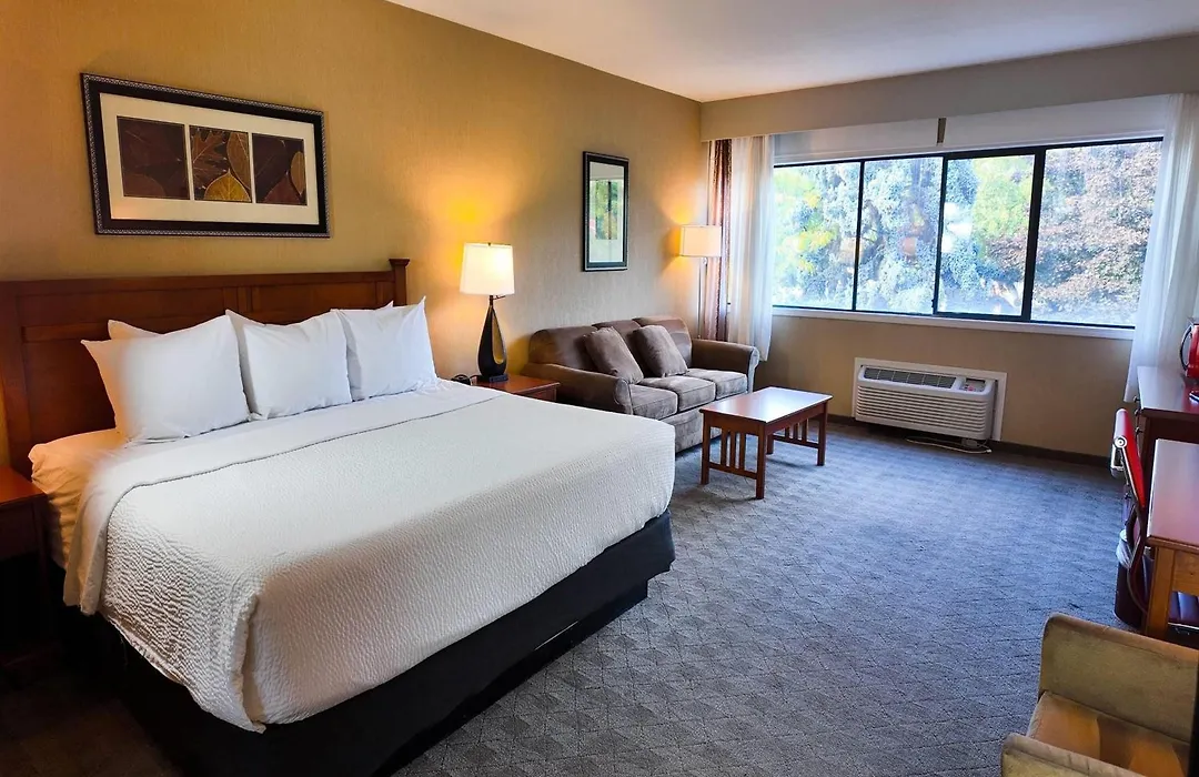 Ramada By Wyndham Kelowna Hotel & Conference Center- Pool, Hot Tub, And Restaurant-1