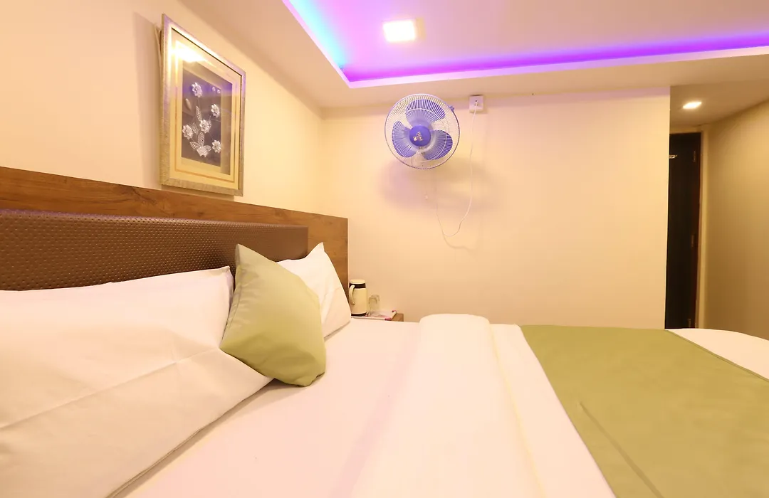 Hotel Happyland-1