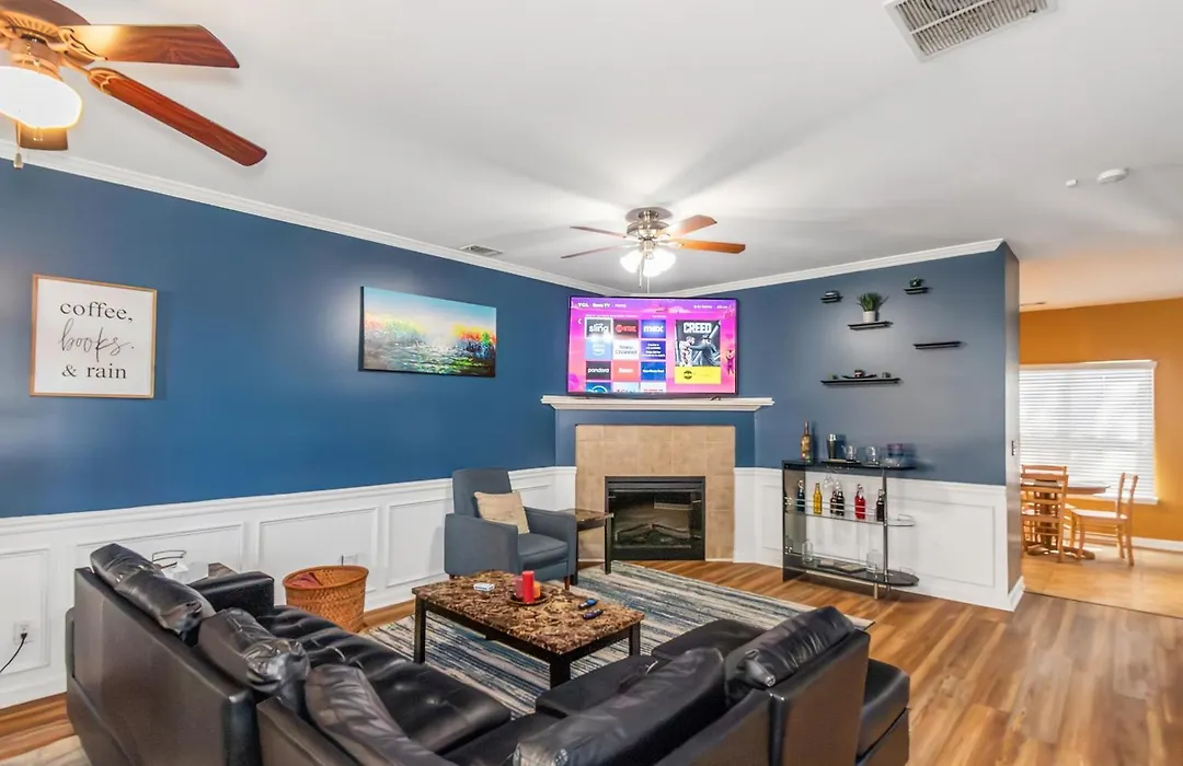 4Br Home With Calif King Bed Sleeps 10, Gym Near Airport-1