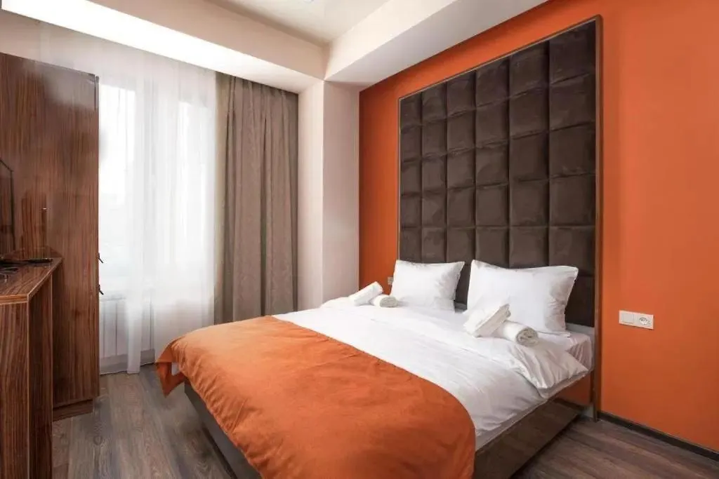 Fama 12 Hotel-1