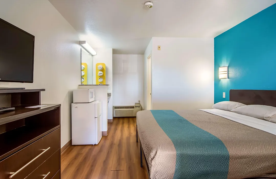 Motel 6 Portland Mall - 205-1