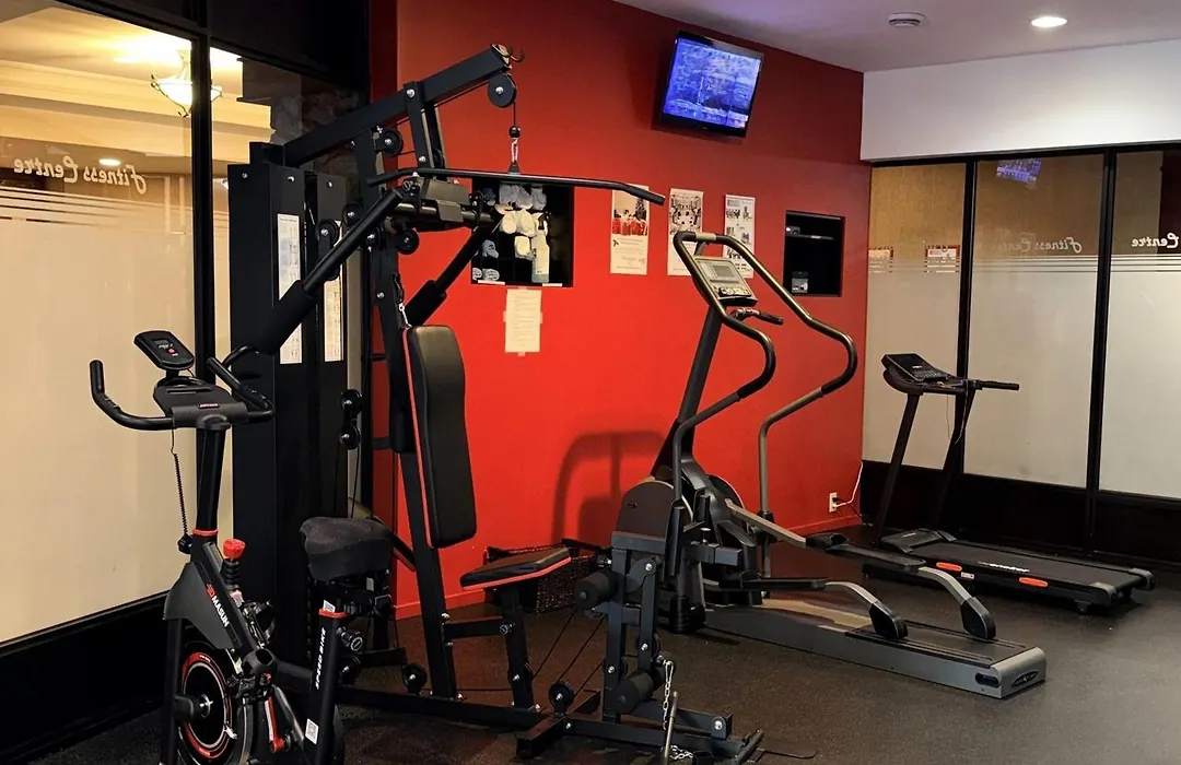 Ramada By Wyndham Kelowna Hotel & Conference Center- Pool, Hot Tub, And Restaurant-1