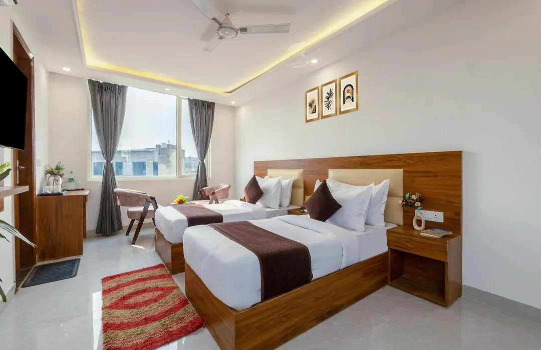 Hotel Sr Palace, 5 Mins From Igi & Domestic Airport Delhi-1