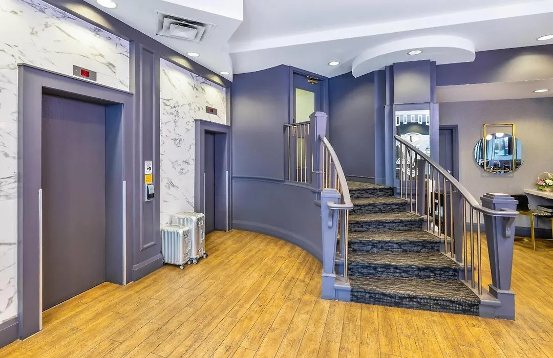 Quality Inn & Suites Downtown Vancouver (Adults Only)-1