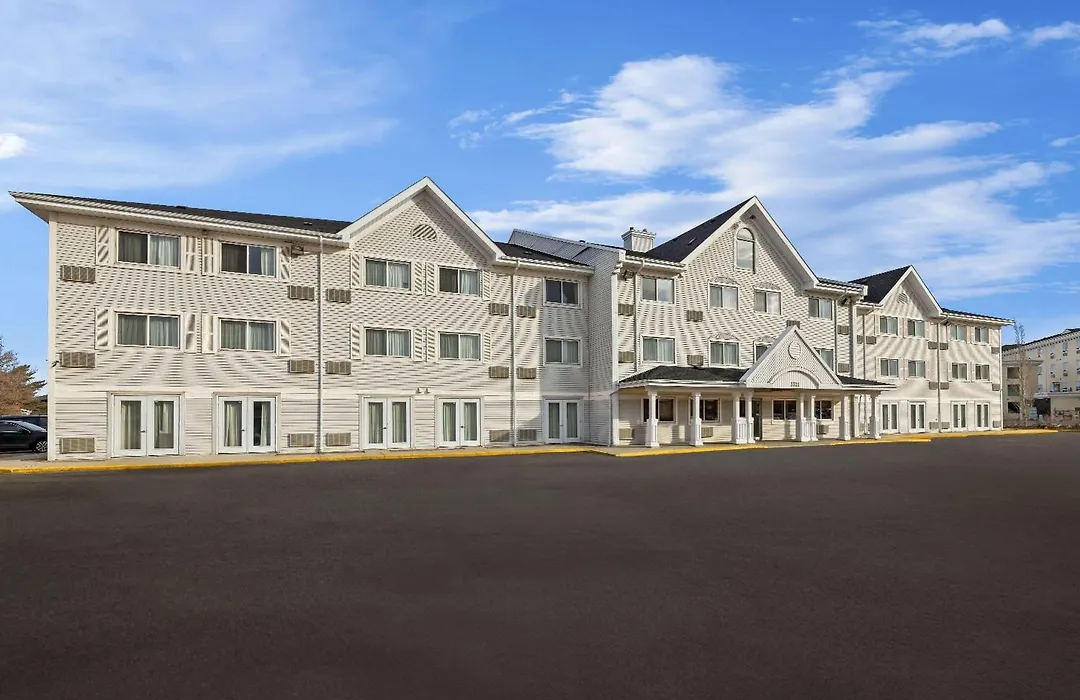 Travelodge Suites By Wyndham Regina - Eastgate Bay-1
