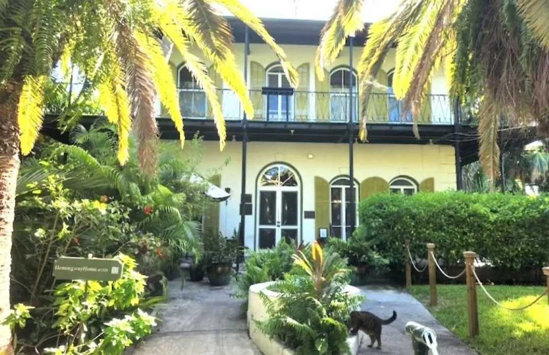 Duval Street Suite Overlooking Duval With Parking And Pool-1