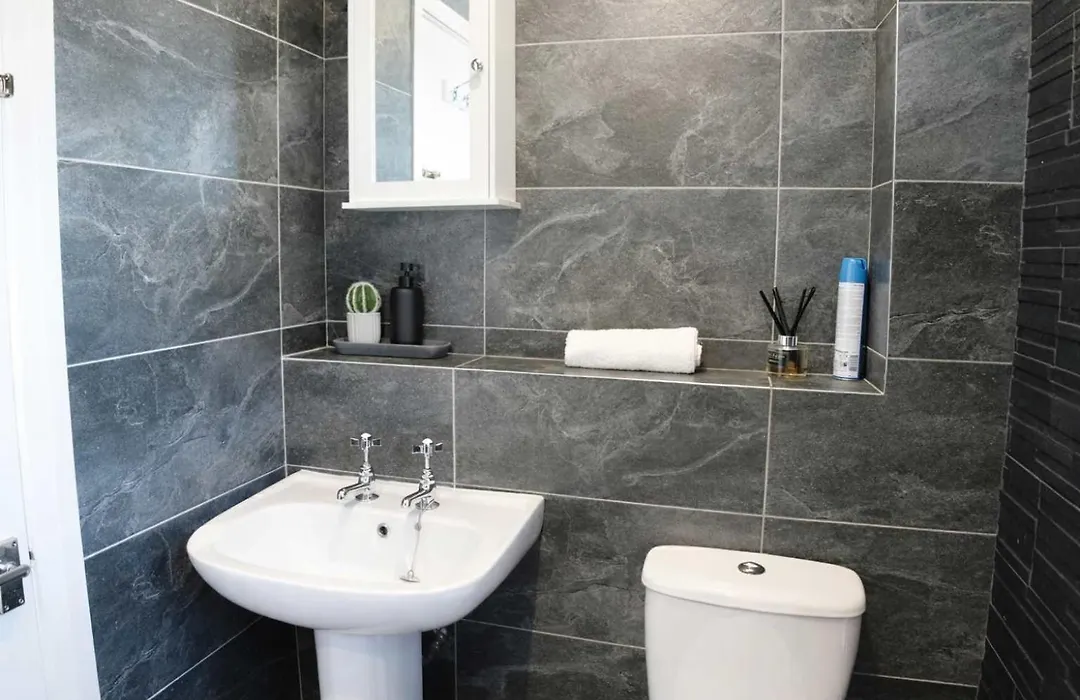 Chic 5 Bedroom House With Private Parking & Garden-1