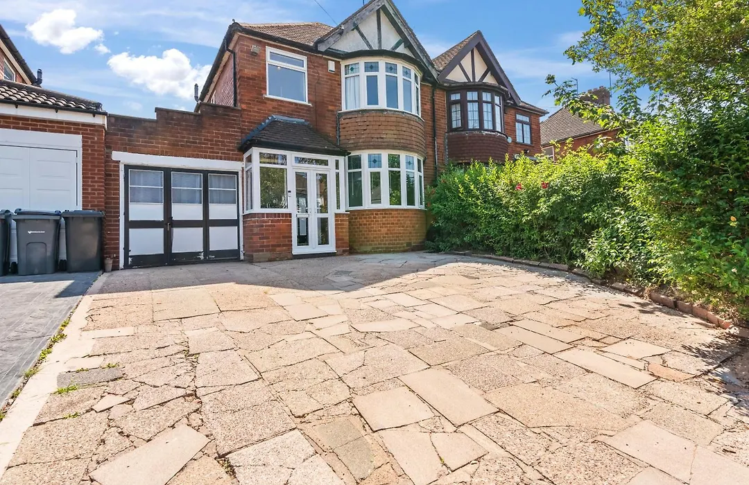 B13 0Au 5 Double Beds 6 Beds - 5 Bedrooms - Lwb Van X2 Parking- Nr Solihull - Edgbaston Harborne Nr Pershore Road Digbeth Nia O2 Academy Nr City Centre Excellent Location - By Samina, Arz Stays-1