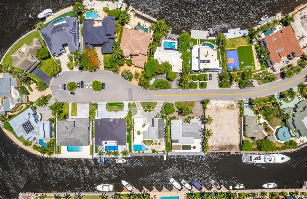 Villa Seminole Luxurious Waterfront Retreat With Pool Gym Hot Tub-1