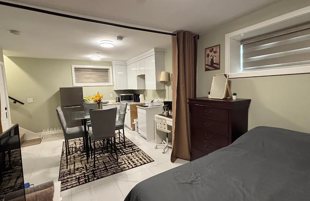 Private Bachelor Suite Near Pne-1