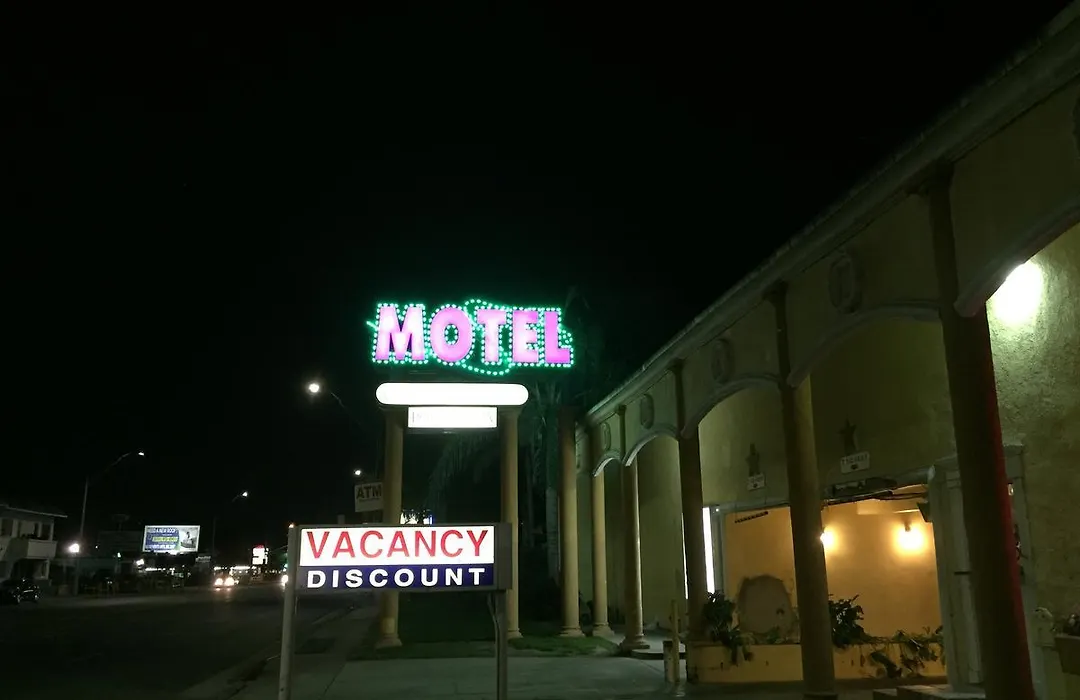 Colonial Pool & Spa Motel-1