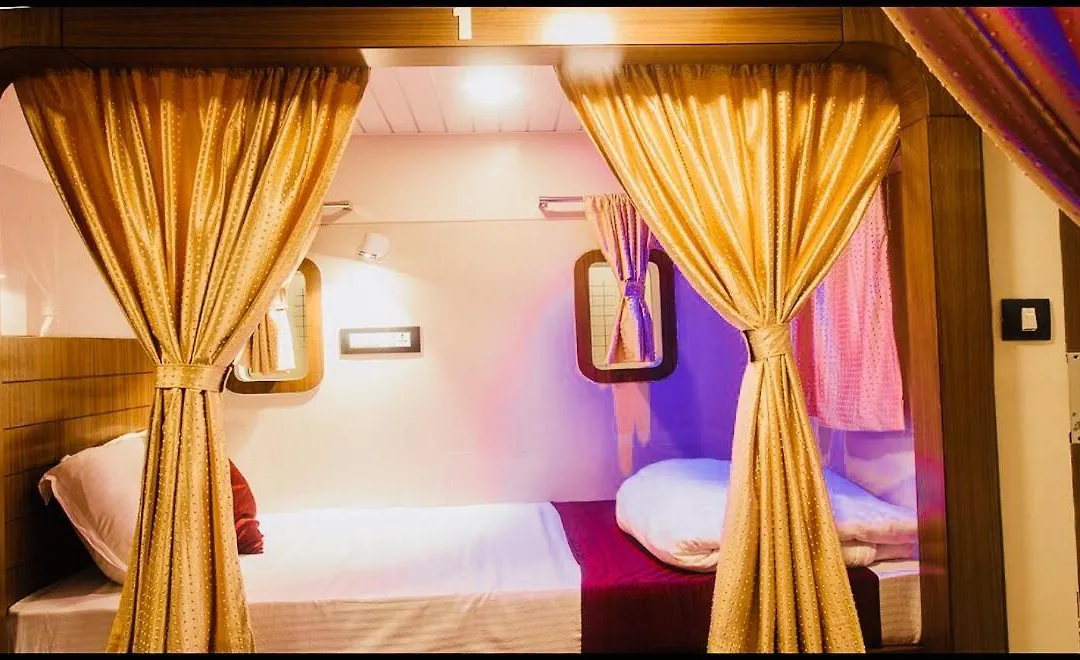 Qubestay Airport Capsule Hotel & Hostel-1