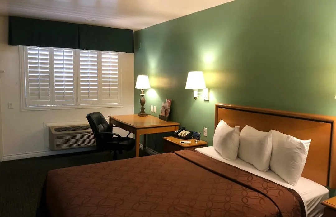 Travelodge By Wyndham San Diego Downtown Convention Center-1