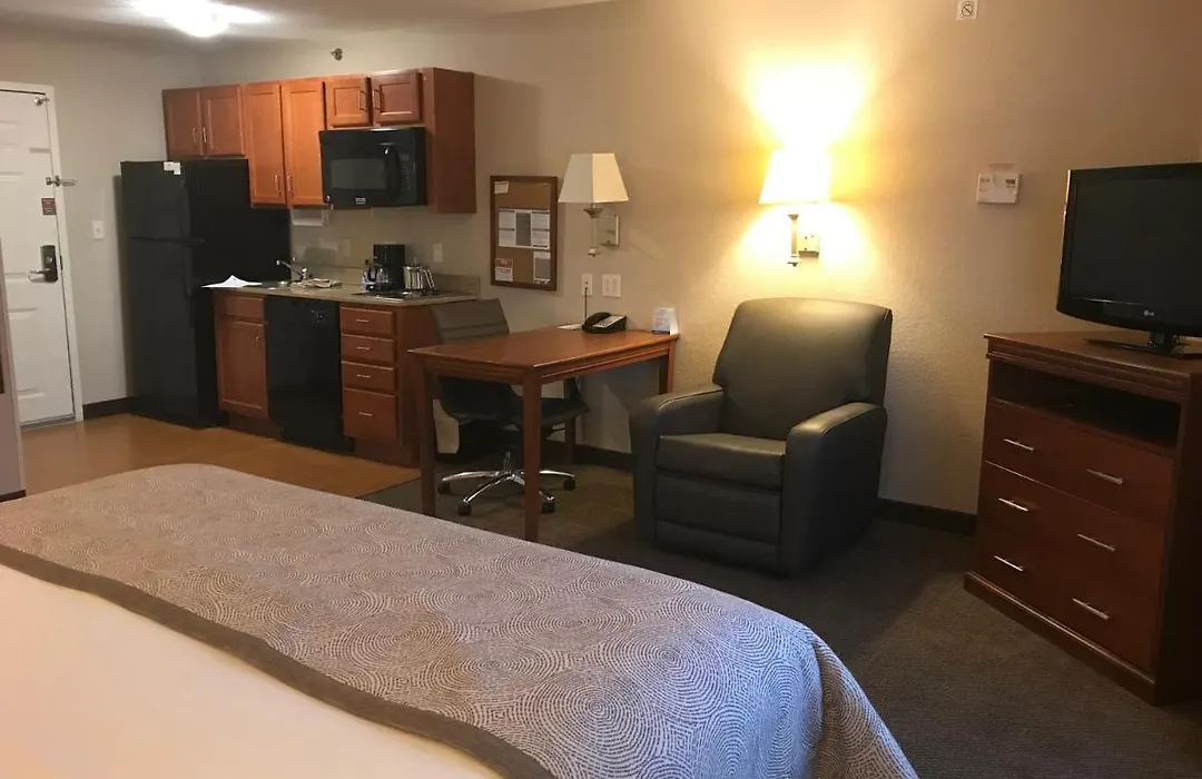 Candlewood Suites Kansas City Airport-1