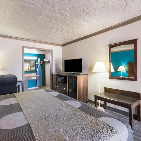 Econo Lodge Inn & Suites-3