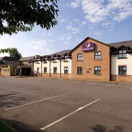 Premier Inn Cardiff West-3