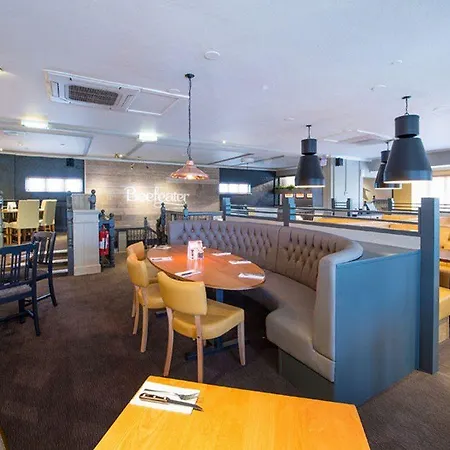 Premier Inn Cardiff West-2