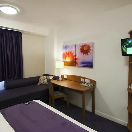 Premier Inn Edinburgh Princes Street-2