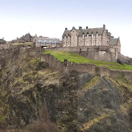 Premier Inn Edinburgh Princes Street-3
