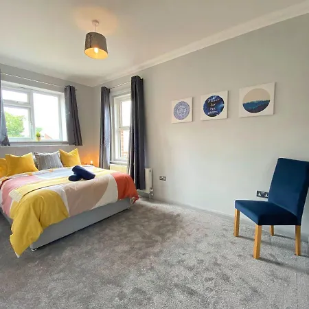 Seaside Serenity: 4-Bedroom Beach House with Garden-3