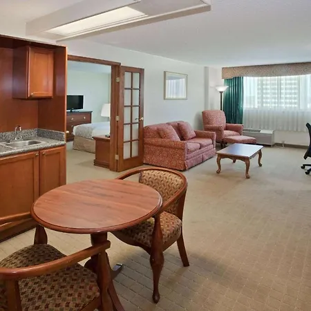 La Quinta Inn & Suites By Wyndham Downtown Conference Center-3