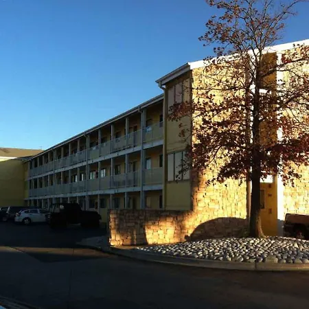 Oaktree Inn And Suites-3