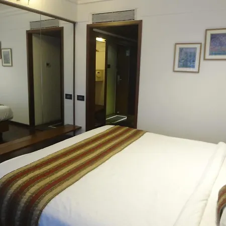 Hotel Midtown Pritam-2