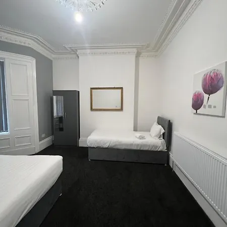 4 Bedroom Large & Modern Private House Central Location-3